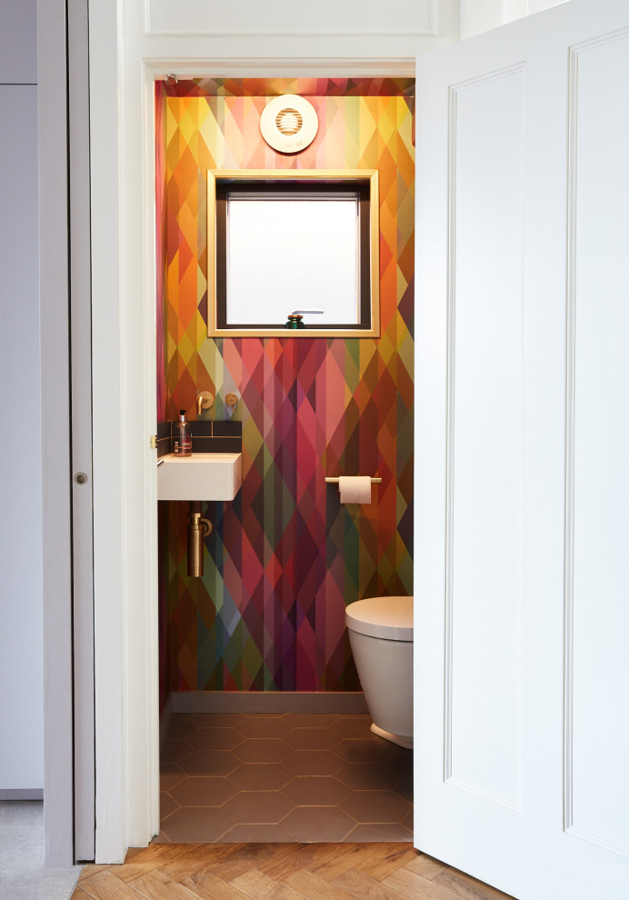 Inspiration pour une petite salle de bain design avec WC suspendus, un carrelage multicolore, un mur multicolore, un sol en carrelage de porcelaine, un lavabo suspendu, un sol gris et meuble simple vasque.