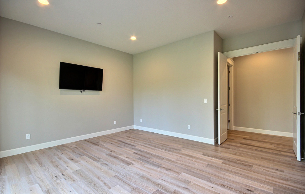 Esempio di un grande studio yoga minimalista con pareti beige, parquet chiaro e pavimento marrone