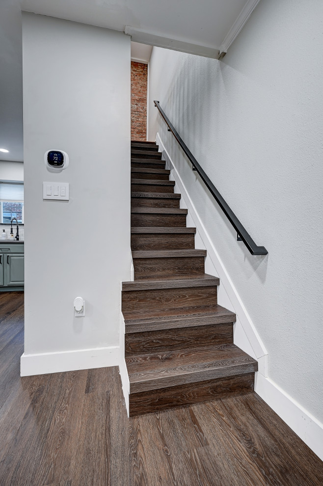 Foto de escalera recta escandinava pequeña con escalones de madera, contrahuellas de madera y barandilla de metal