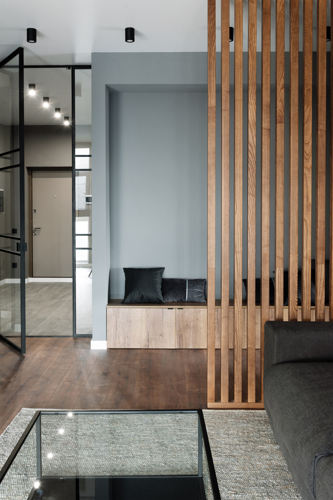 Спокойный, темный интерьер с элементами дерева