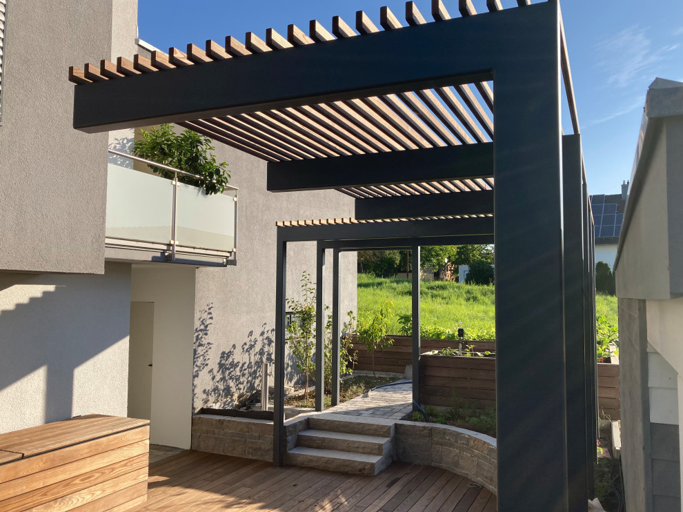 Geometrischer, Kleiner, Halbschattiger Moderner Garten im Sommer, neben dem Haus mit Pergola und Natursteinplatten in Stuttgart