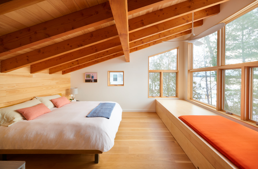 Großes Rustikales Gästezimmer mit weißer Wandfarbe, braunem Holzboden, freigelegten Dachbalken und Holzwänden