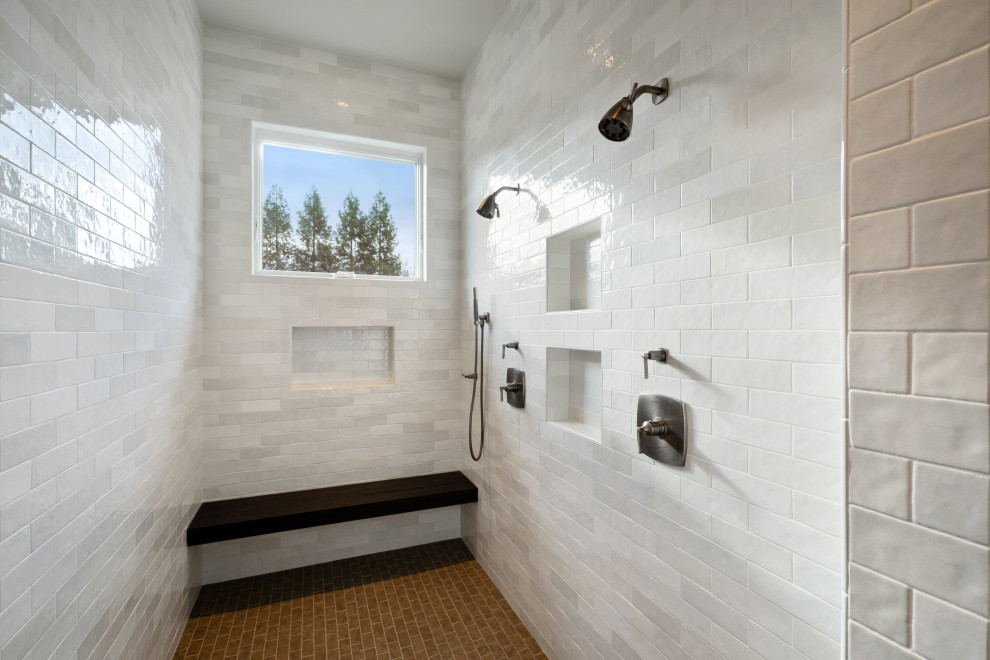 Esempio di una stanza da bagno mediterranea con ante lisce, ante in legno chiaro e mobile bagno incassato