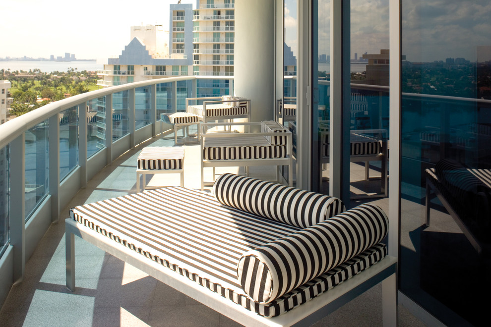 Contemporary balcony in Miami.