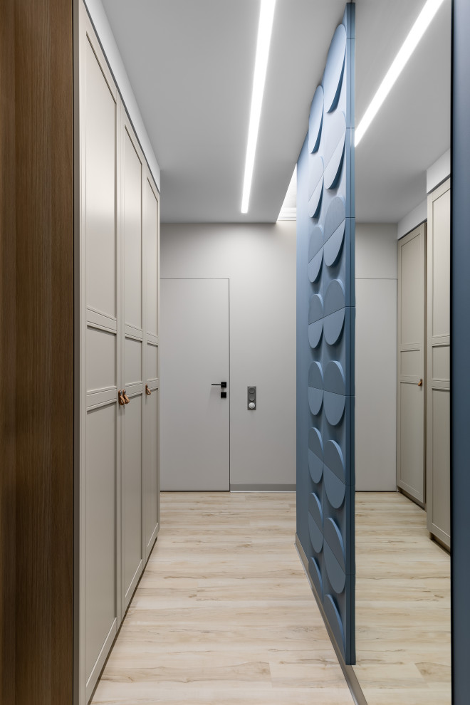 Ejemplo de recibidores y pasillos pequeños con paredes grises, suelo de madera en tonos medios y suelo beige