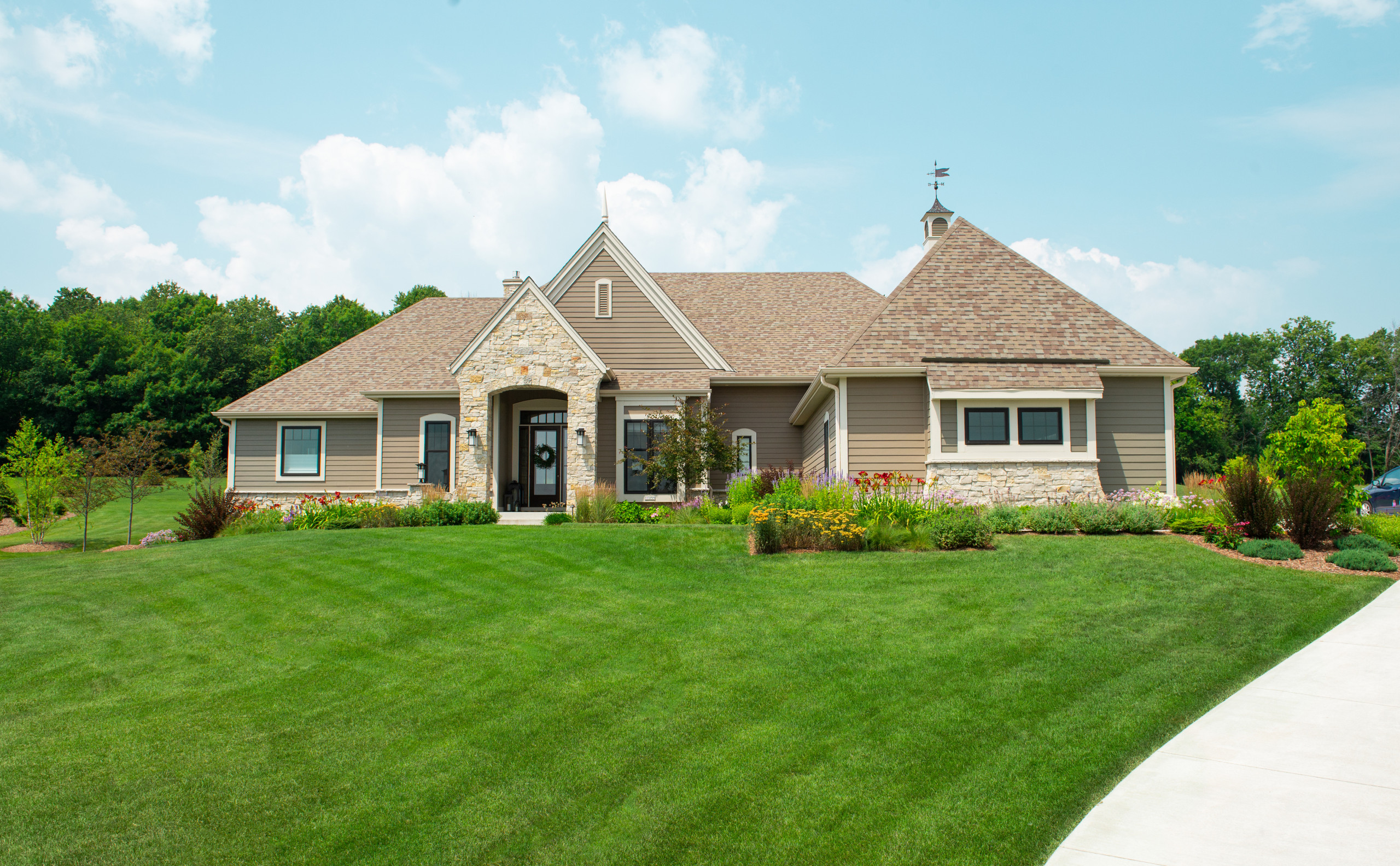 Transitional Front Landscape - Mequon, WI