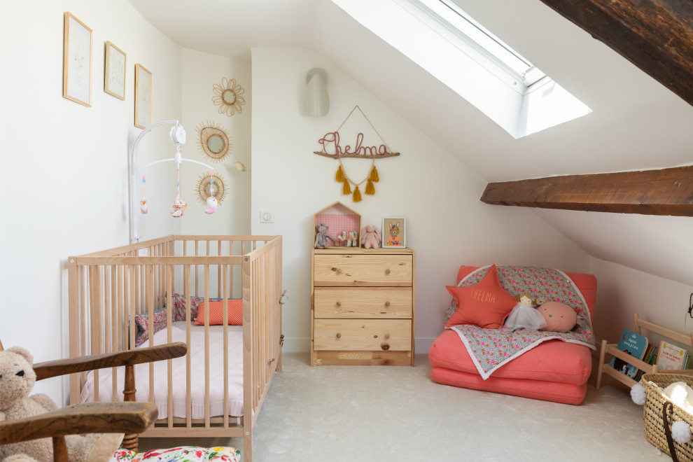 Photo of an eclectic nursery in Paris with white walls, carpet and grey floors.