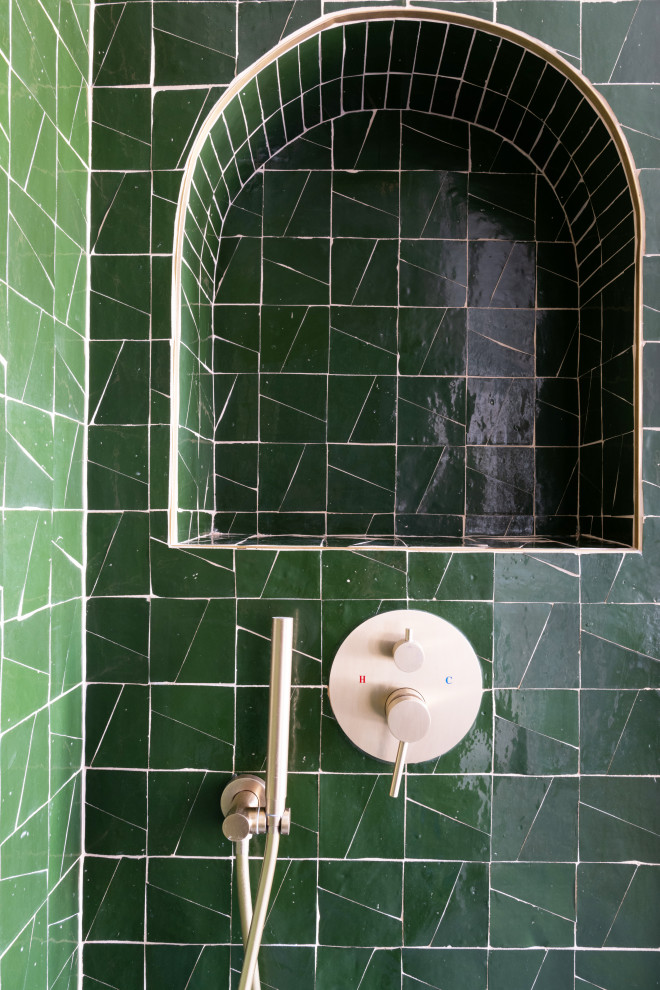Aménagement d'une salle d'eau beige et blanche rétro en bois brun de taille moyenne avec un placard avec porte à panneau surélevé, une douche à l'italienne, WC suspendus, un carrelage vert, des carreaux en terre cuite, un mur beige, un sol en carrelage de céramique, un lavabo posé, un plan de toilette en marbre, un sol gris, un plan de toilette blanc, du carrelage bicolore, meuble simple vasque et meuble-lavabo suspendu.