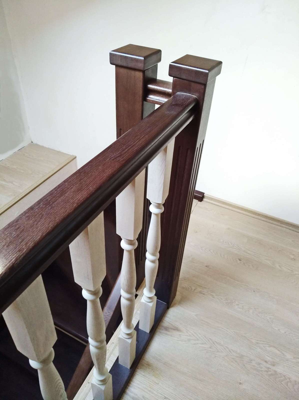 Лестница из дуба, обшивка каркаса