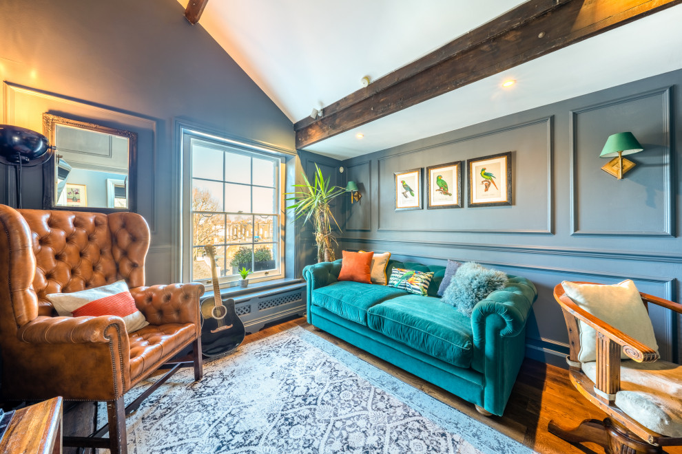 Пример оригинального дизайна: маленькое рабочее место в стиле фьюжн с синими стенами, паркетным полом среднего тона, встроенным рабочим столом, коричневым полом, балками на потолке и панелями на части стены для на участке и в саду