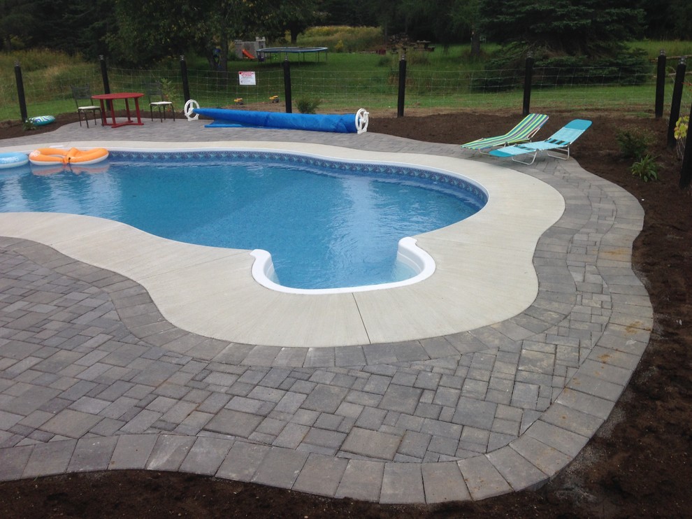 Small minimalist pool photo in Toronto
