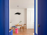 Una Casa Rinasce Luminosa con Blu Klein e Corallo (25 photos) - image  on http://www.designedoo.it