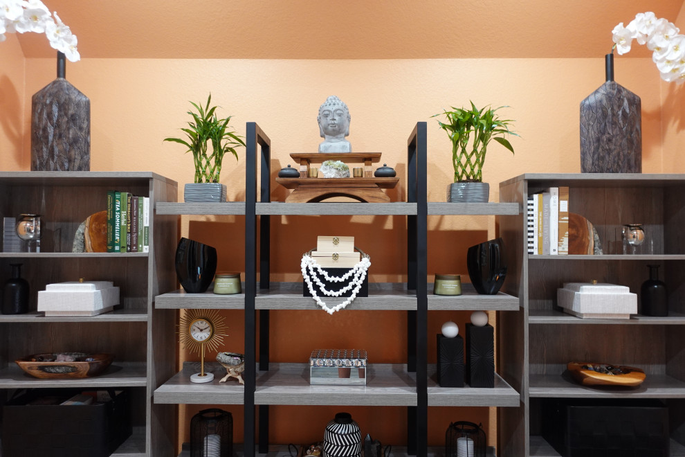 Свежая идея для дизайна: маленькое рабочее место в стиле модернизм с оранжевыми стенами, полом из керамической плитки, отдельно стоящим рабочим столом и серым полом без камина для на участке и в саду - отличное фото интерьера