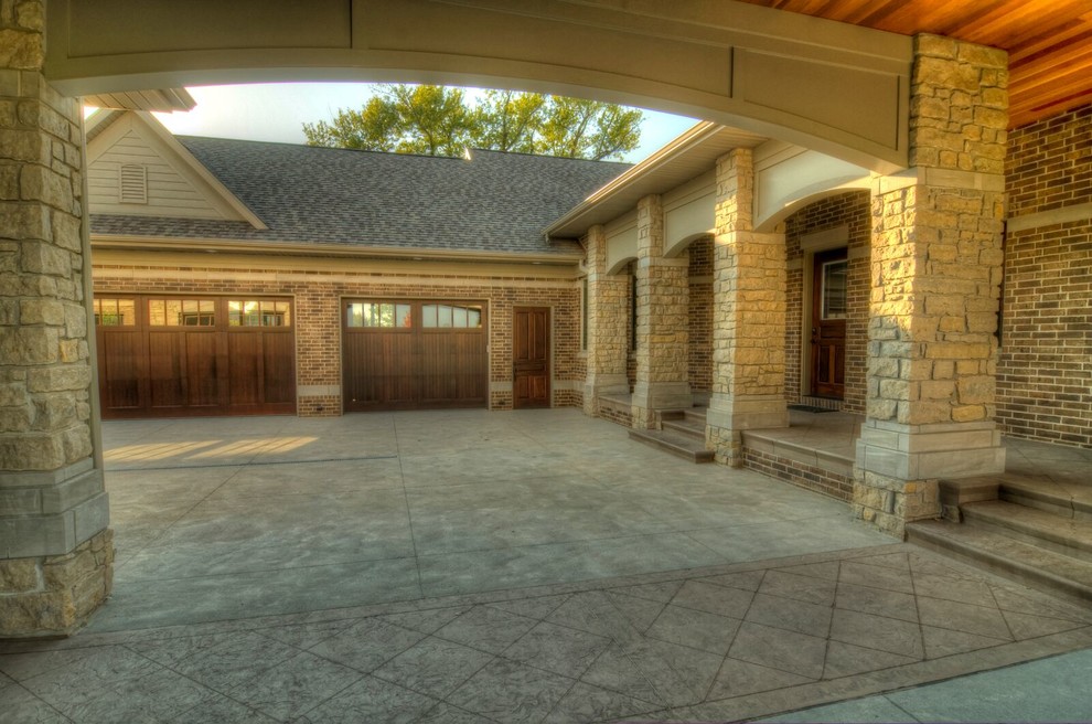 Transitional garage photo in Cedar Rapids