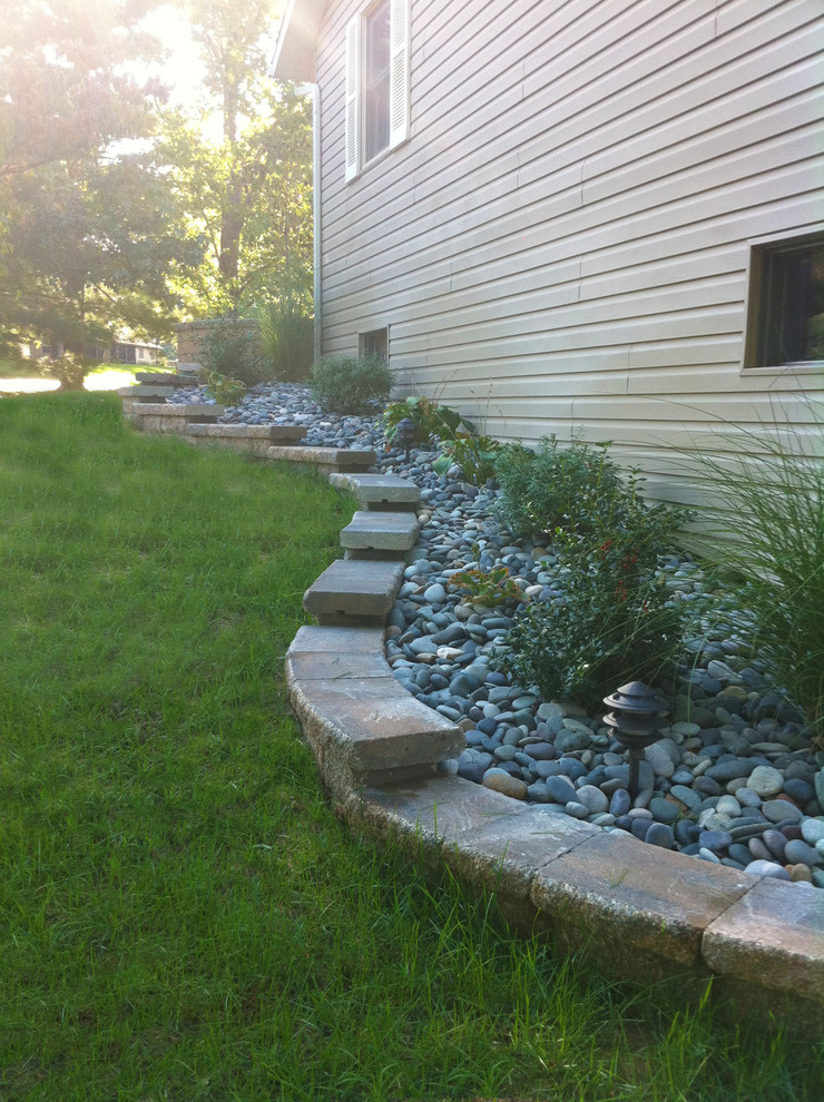 Photo of a small traditional side yard shaded garden in St Louis with a retaining wall.