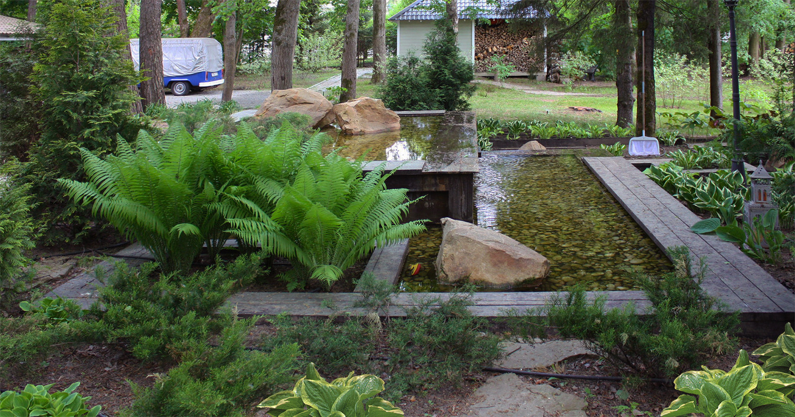 Искусственный водоем в стиле Лофт в дизайне участка 1 га.