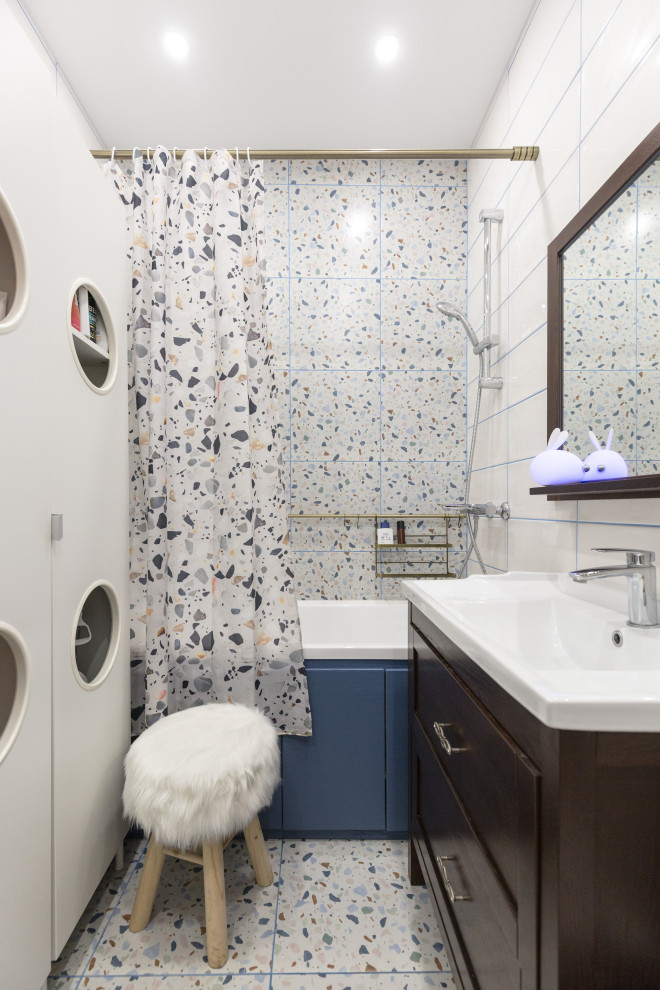 Идея дизайна: маленькая главная ванная комната в белых тонах с отделкой деревом в стиле фьюжн с полновстраиваемой ванной, раздельным унитазом, разноцветной плиткой, керамической плиткой, белыми стенами, полом из керамогранита, настольной раковиной, разноцветным полом, белой столешницей, гигиеническим душем, тумбой под одну раковину и напольной тумбой для на участке и в саду