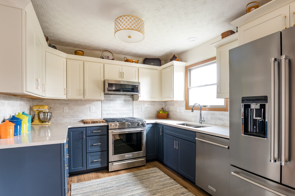 Foto de cocina clásica renovada de tamaño medio con armarios estilo shaker, encimera de cuarzo compacto y electrodomésticos de acero inoxidable