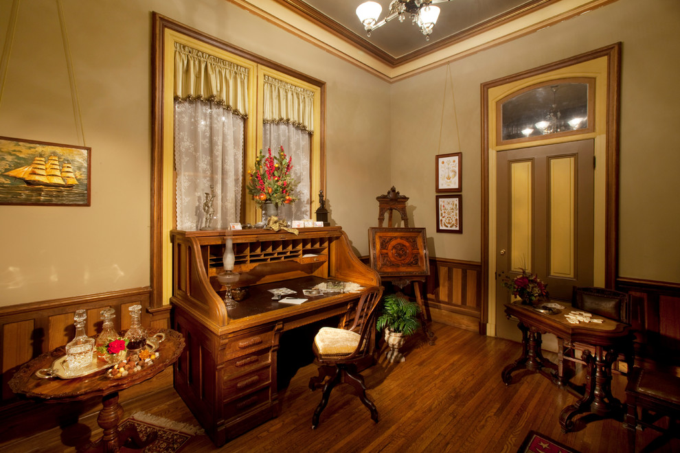 This is an example of a traditional home office in Los Angeles.