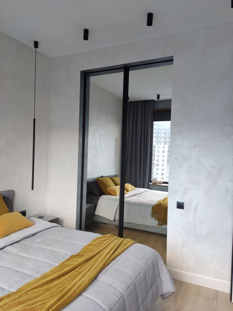 Идея дизайна: хозяйская, серо-белая спальня среднего размера: освещение в современном стиле с бежевыми стенами, полом из керамогранита и коричневым полом