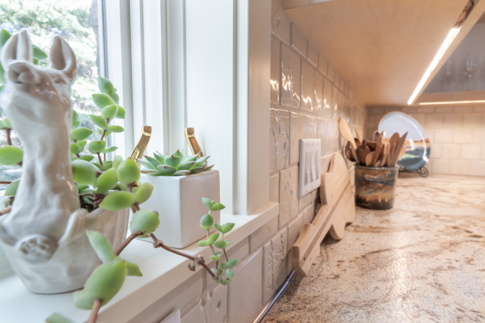 Inspiration for a mid-sized transitional u-shaped vaulted ceiling eat-in kitchen remodel with shaker cabinets, green cabinets, granite countertops, beige backsplash, ceramic backsplash, stainless steel appliances, an island and multicolored countertops
