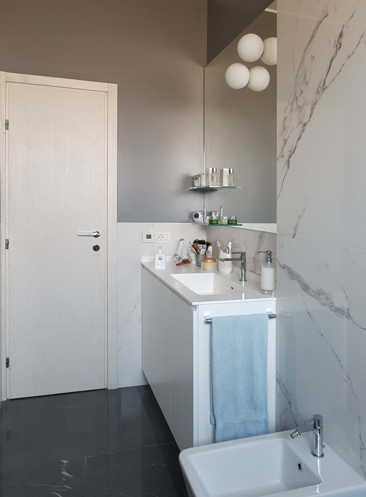 Свежая идея для дизайна: ванная комната среднего размера в стиле модернизм с плоскими фасадами, белыми фасадами, душем в нише, раздельным унитазом, белой плиткой, керамогранитной плиткой, серыми стенами, полом из керамогранита, душевой кабиной, монолитной раковиной, столешницей из искусственного камня, серым полом, душем с распашными дверями, белой столешницей, тумбой под одну раковину и напольной тумбой - отличное фото интерьера