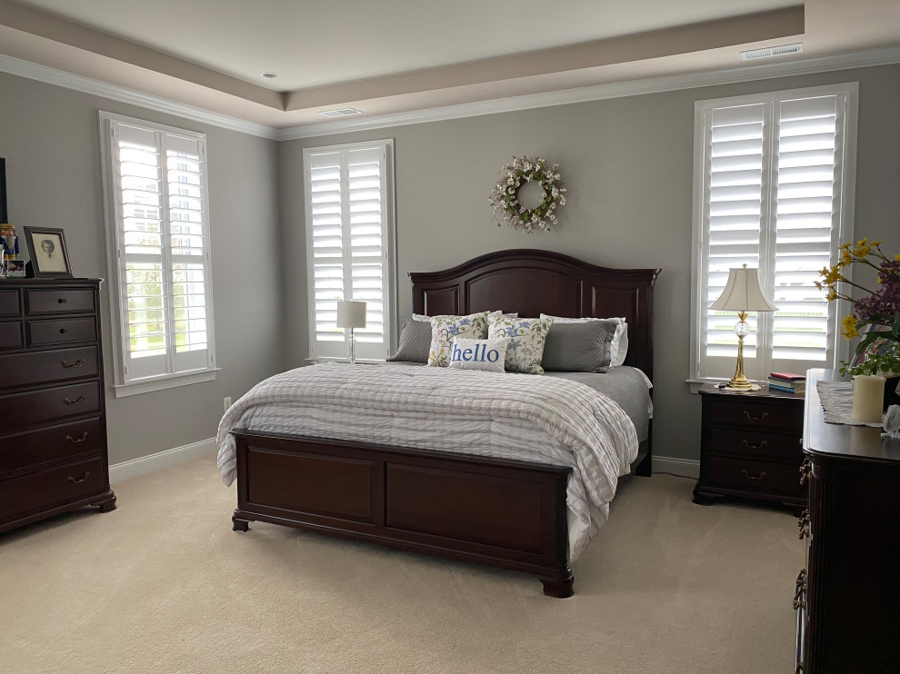 Ejemplo de dormitorio principal tradicional renovado grande con paredes grises, moqueta, suelo beige y bandeja