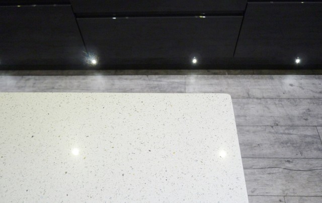 Gloss lacquered 'graphite' handleless kitchen with white quartz worktops contemporary-koek
