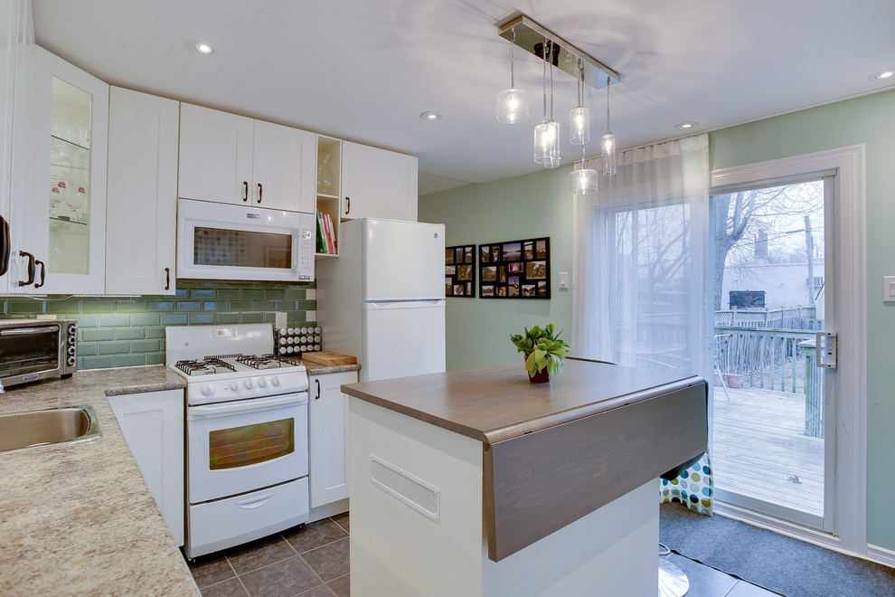 Transitional home design photo in Toronto