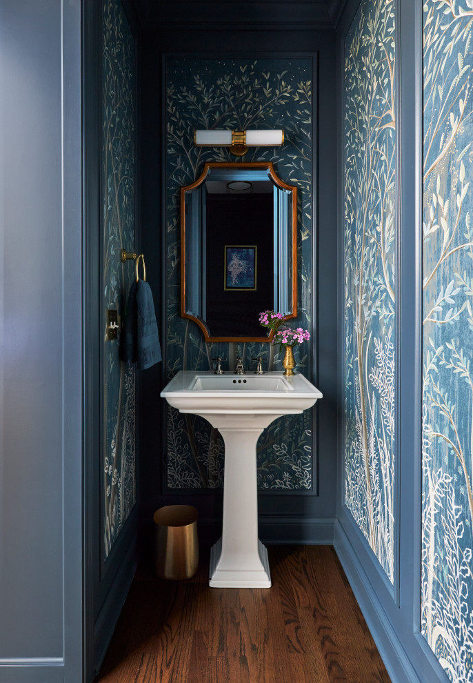 Idéer för ett mellanstort klassiskt toalett, med blå väggar, mellanmörkt trägolv, ett piedestal handfat och brunt golv