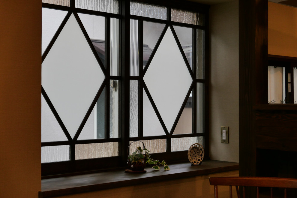 Exemple d'une salle à manger ouverte sur le salon avec un mur beige, parquet foncé, aucune cheminée, un sol marron, un plafond en papier peint et du papier peint.