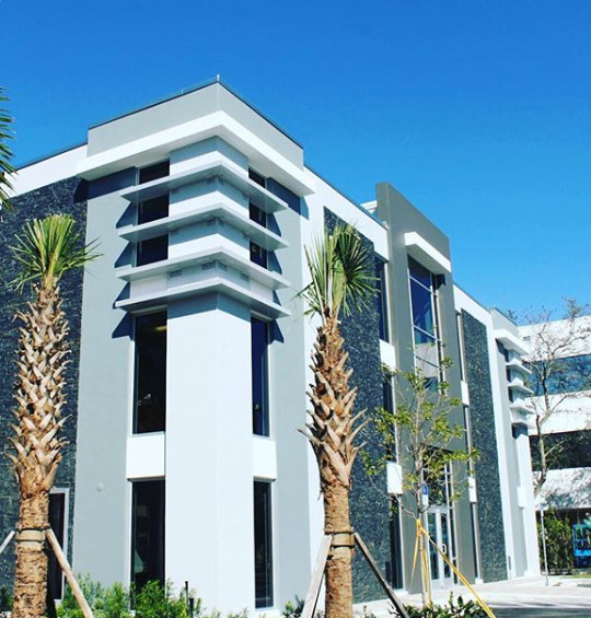 Example of a transitional home design design in Miami