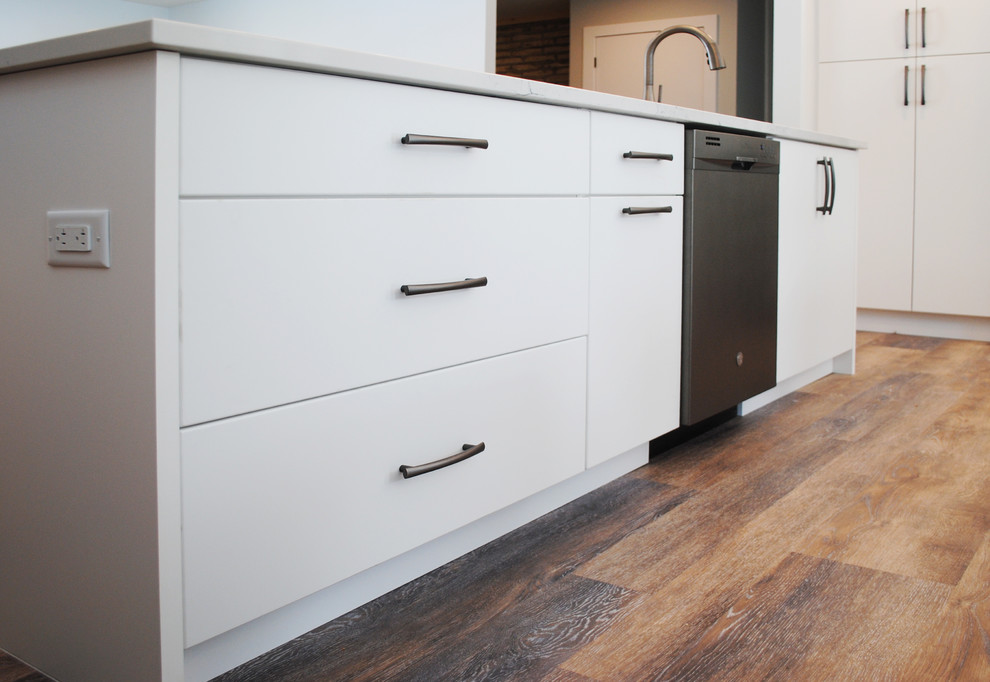Home design - mid-sized transitional home design idea in Toronto