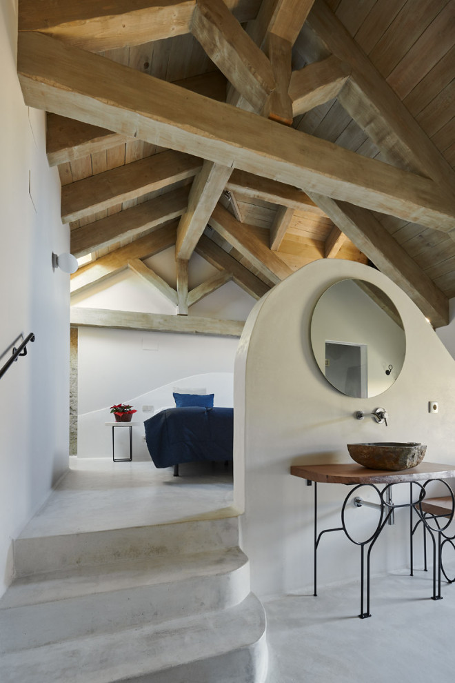 Идея дизайна: ванная комната в стиле кантри с белыми стенами, бежевым полом и деревянным потолком