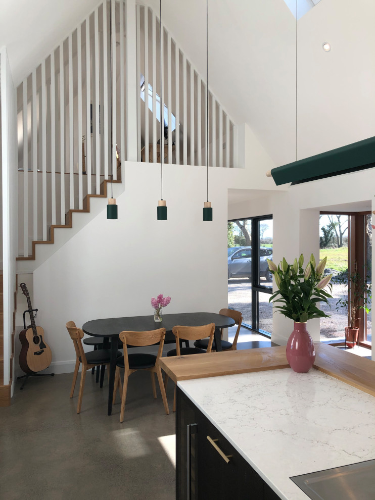Réalisation d'une salle à manger minimaliste de taille moyenne avec un plafond voûté.