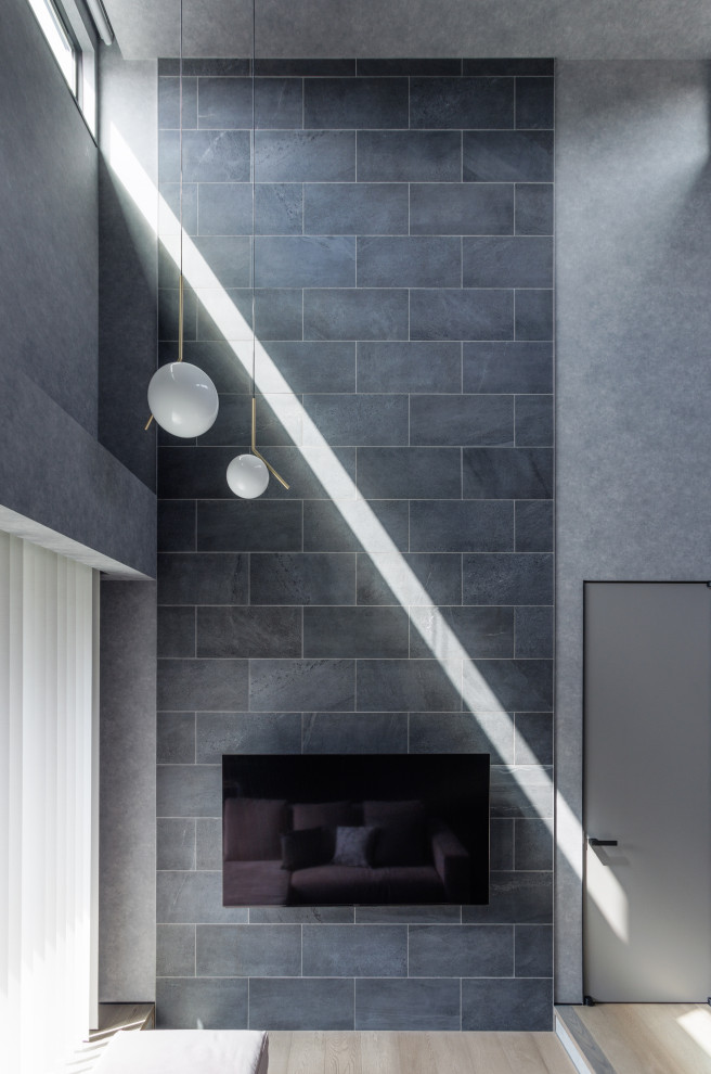 Idee per un soggiorno moderno aperto con pareti grigie, parquet chiaro, TV a parete, pavimento grigio, soffitto in carta da parati e carta da parati