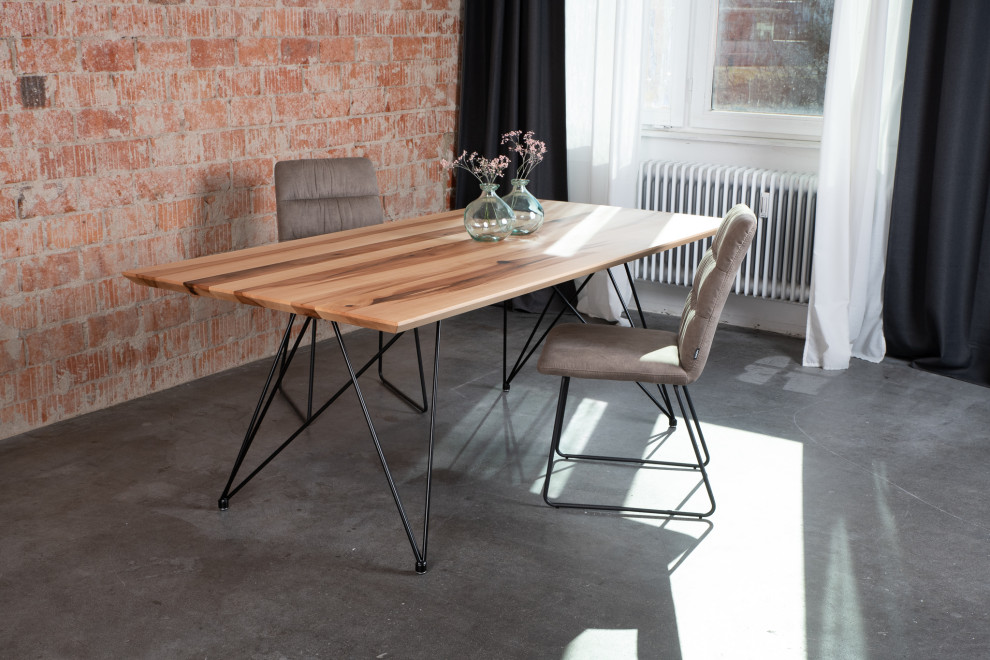 Ispirazione per una sala da pranzo aperta verso il soggiorno minimal di medie dimensioni con pareti marroni, pavimento in linoleum e pavimento grigio
