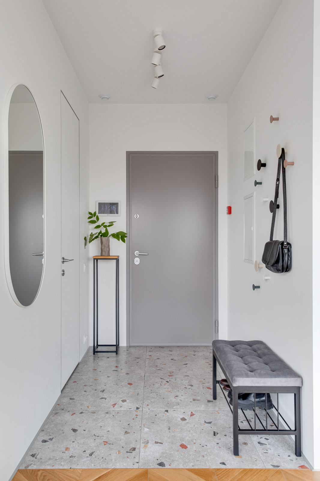 Минималистичная светлая прихожая