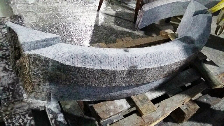 Режем бордюры радиусной формы для  клумб и цветников, производим вазоны (улица)