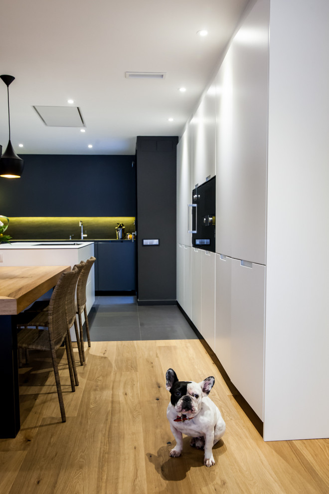 This is an example of a modern kitchen in Barcelona.