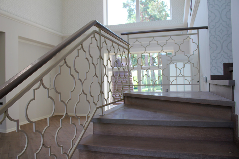 Лестница с узорчатым ограждением