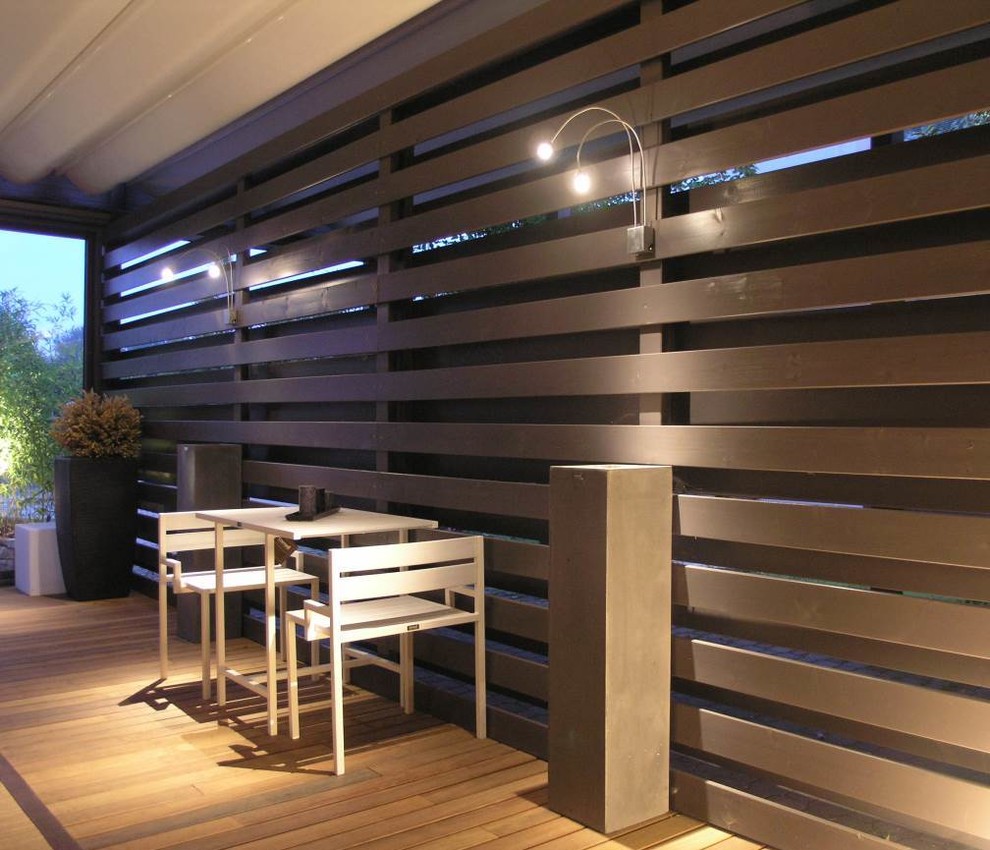 Design ideas for a mid-sized contemporary patio in Bologna.