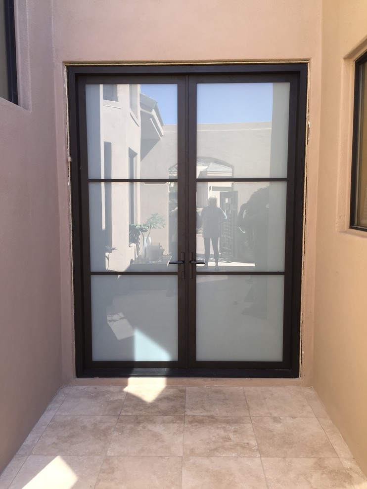Example of a transitional entryway design in Phoenix