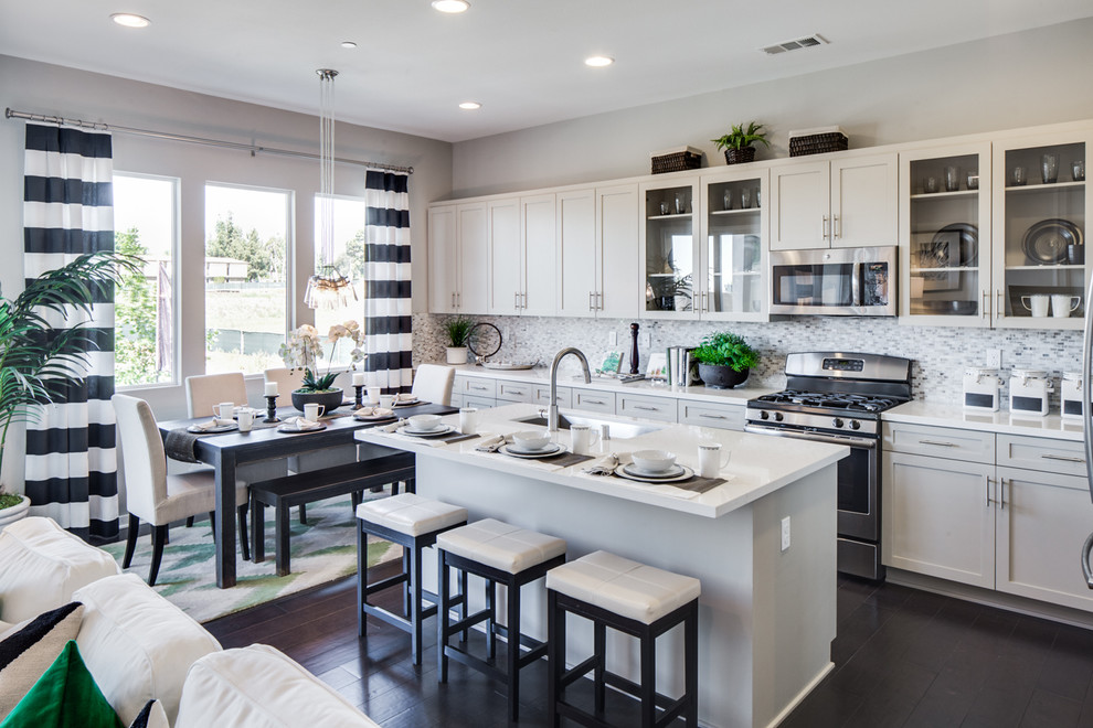 This is an example of a contemporary eat-in kitchen in Orange County with with island.