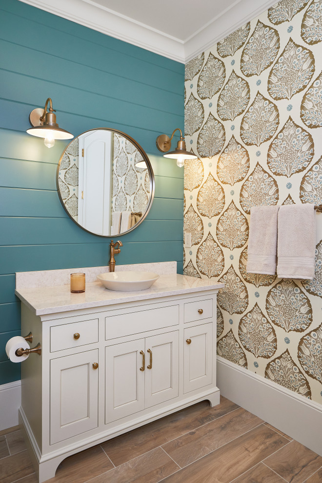 Inspiration för ett vit vitt badrum med dusch, med luckor med profilerade fronter, vita skåp, blå väggar, mellanmörkt trägolv, ett fristående handfat, bänkskiva i kvarts och brunt golv