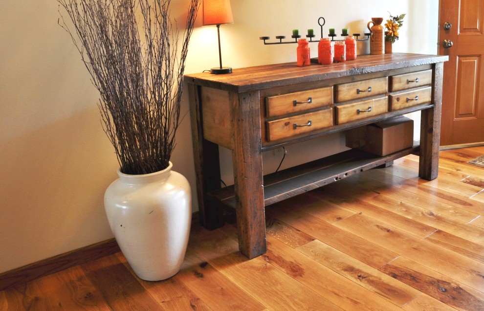 Entryway - rustic entryway idea