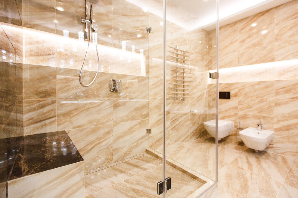 Современная квартира с мрамором на стенах