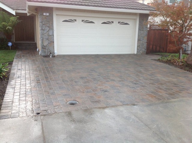 Small Driveway Veneer Stone Cladding On House Moderno Garaje 