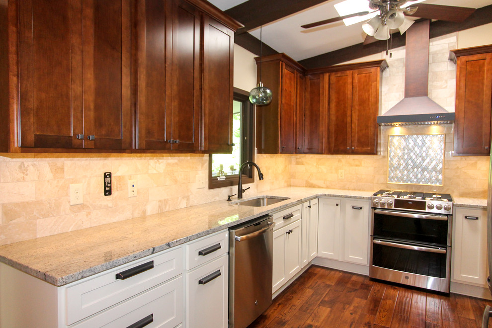 Home design - mid-sized rustic home design idea