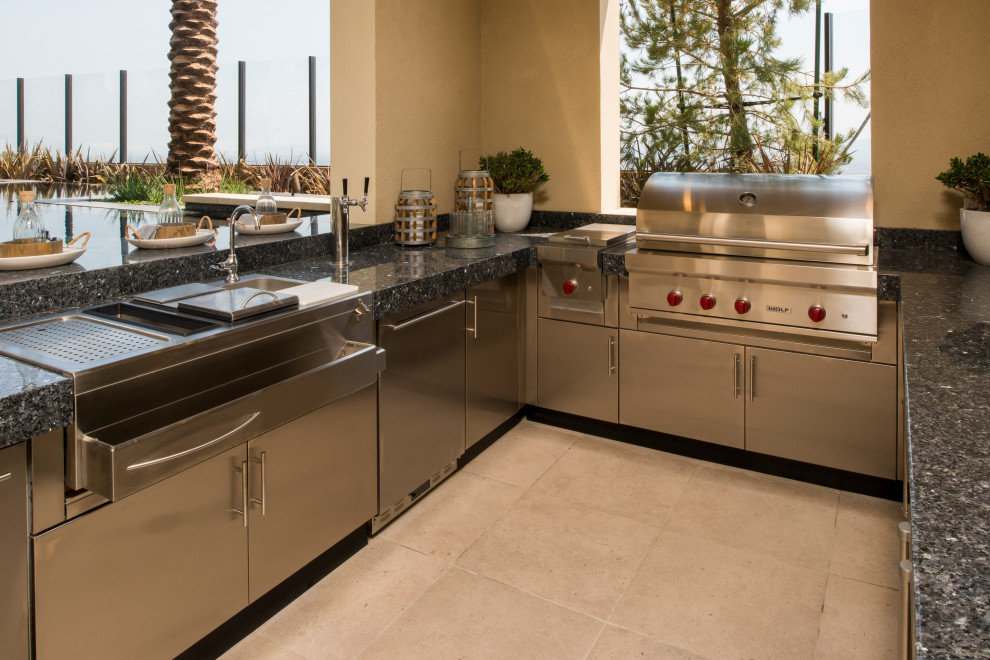Transitional home design photo in Miami